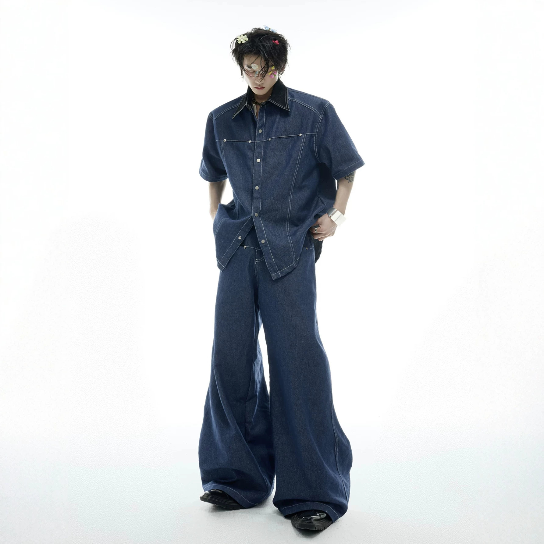 Jeans Shirt Fashion For Men - ชุดเซ็ตยีนส์ผู้ชายสไตล์อเมริกันแฟชั่นฤดูร้อน เสื้อเชิ้ตแขนสั้นปก PU ตัดต่อผ้า กางเกงยีนส์ขาบาน ชุดสองชิ้น